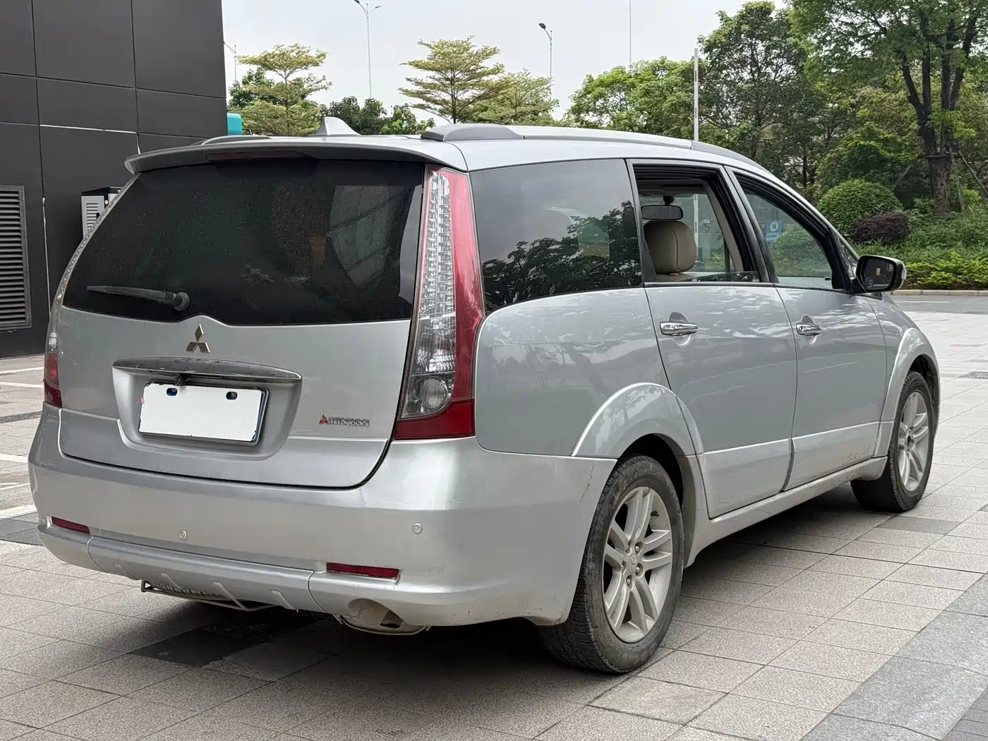Mitsubishi Grandis 2009 2.4 6-Seater Elite Version фото 5
