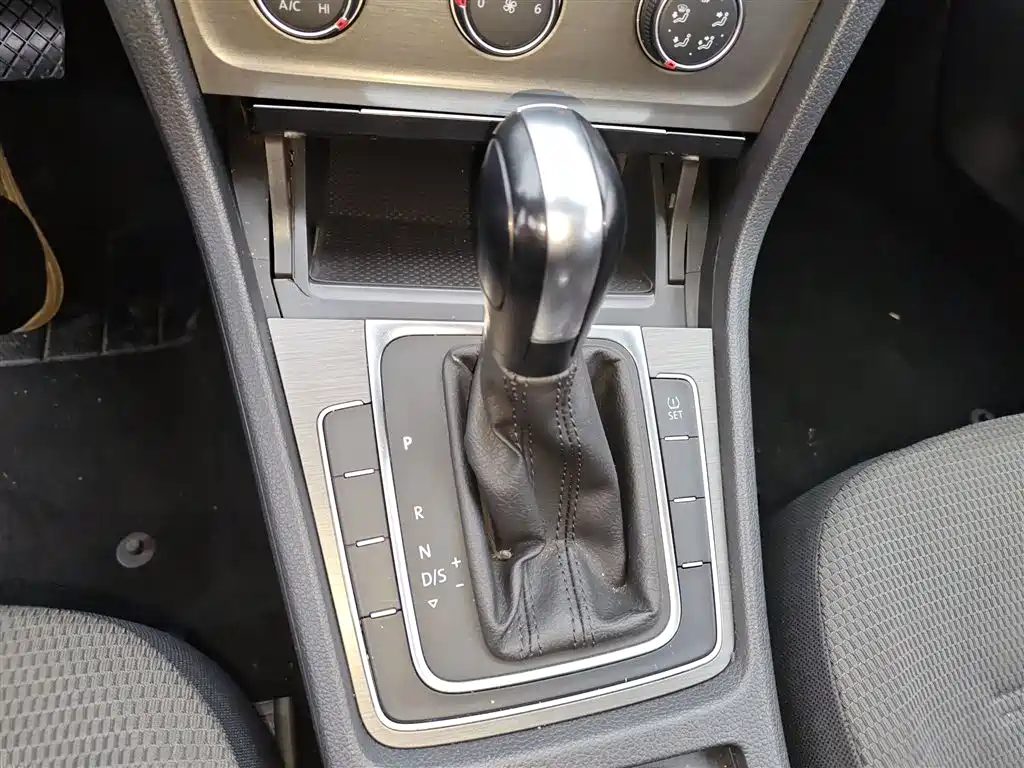 Volkswagen Golf 2015 1.6L Automatic Comfort фото 6