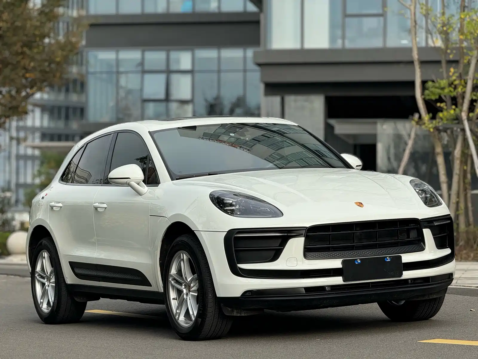 Photo 2 - Porsche Macan