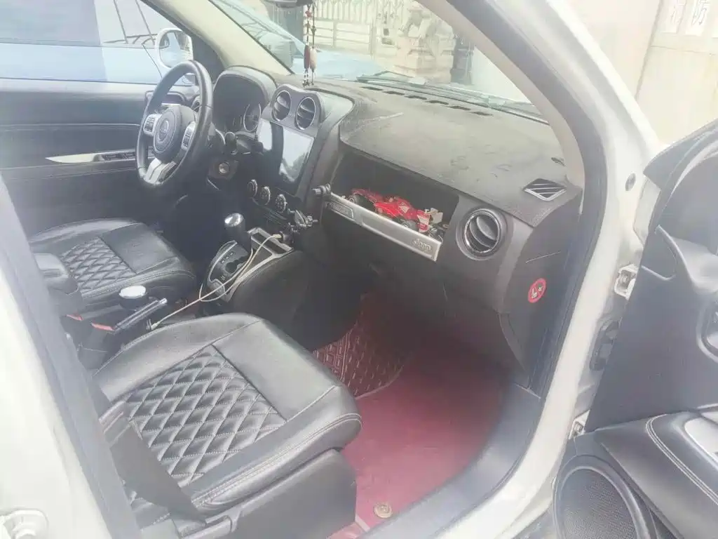 Photo 13 - Jeep Compass (Import)