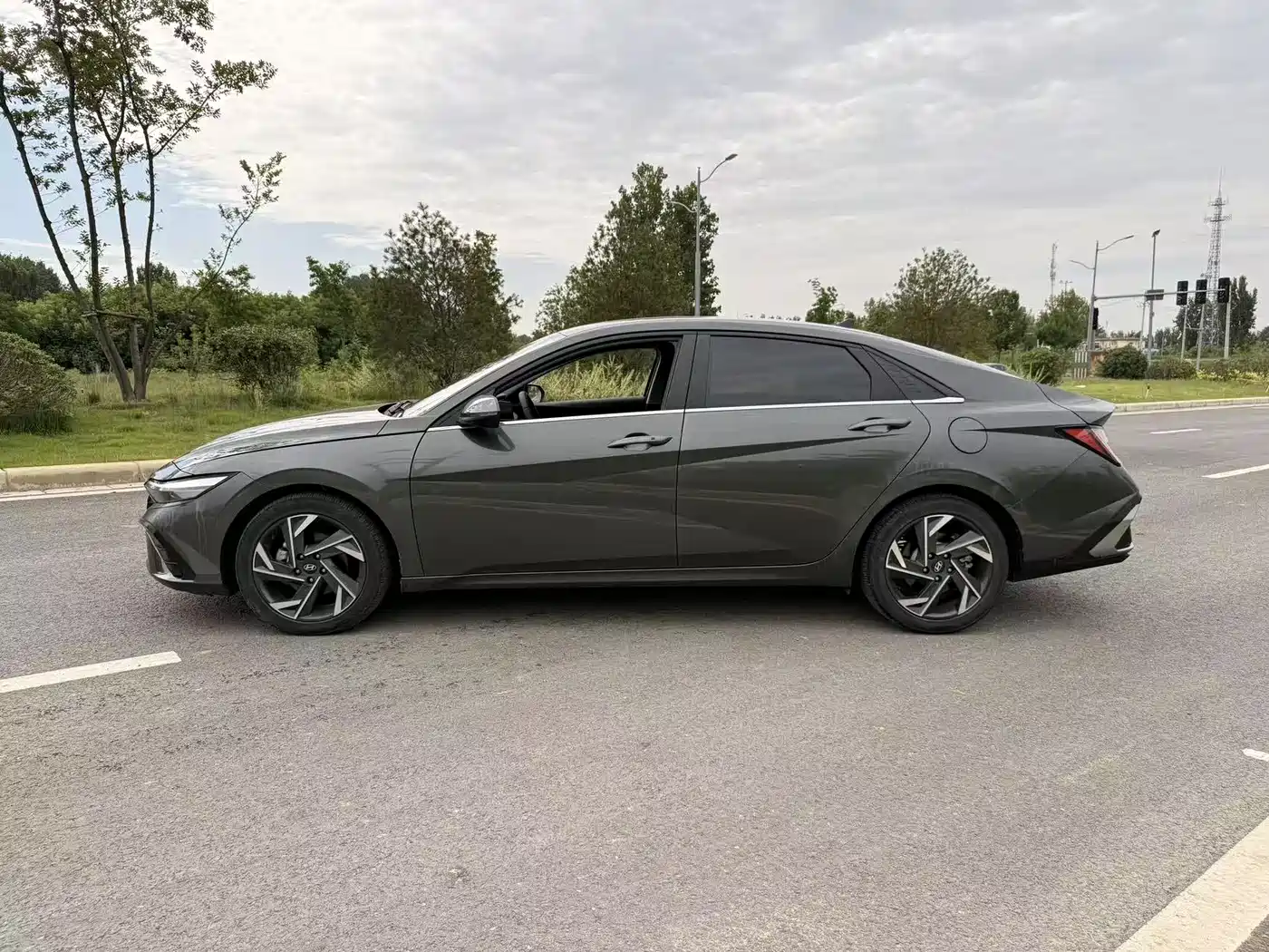 Hyundai Elantra 2023 Model 1.5L CVT LUX Premium Edition фото 11