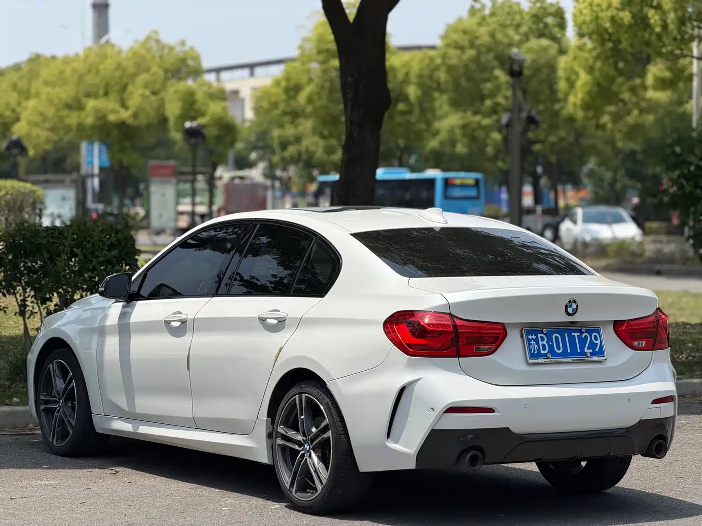 BMW 1 Series 2022 125i M Sport Shadow Edition фото 4