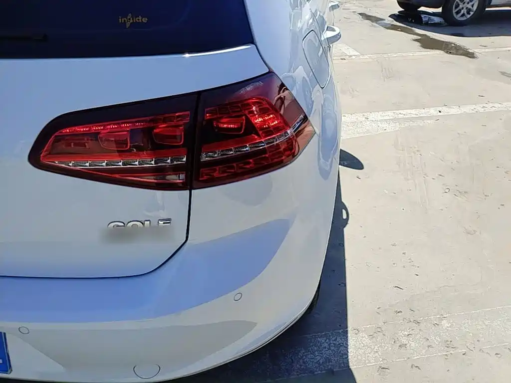 Photo 8 - Volkswagen Golf