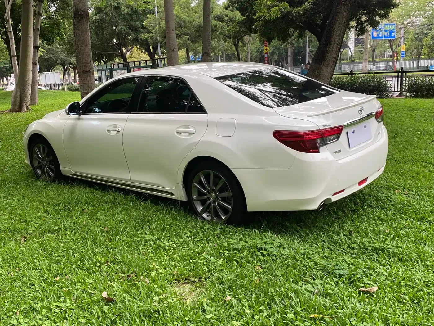Toyota Reiz 2013 2.5V Premium Edition фото 24