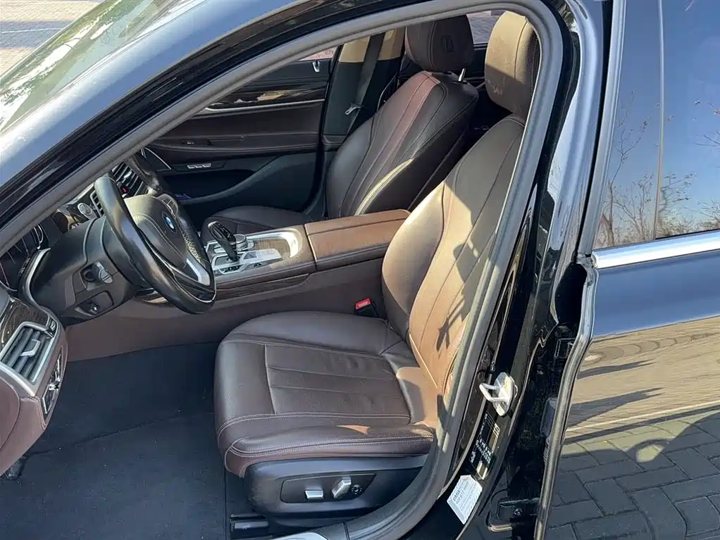 BMW 7 Series 2016 730Li Leading фото 8