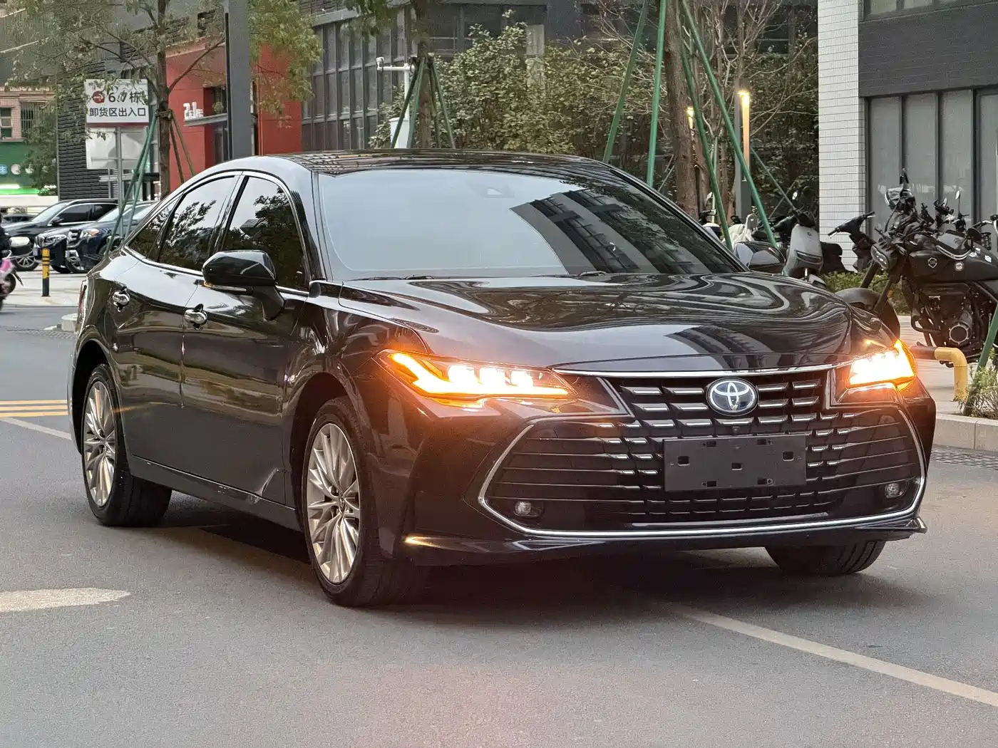 Toyota Avalon 2022 Hybrid 2.5L XLE Premium Edition фото 3