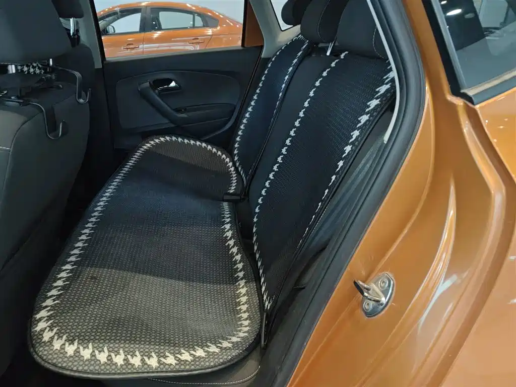 Volkswagen Polo 2016 1.6L Cross Polo Automatic фото 14