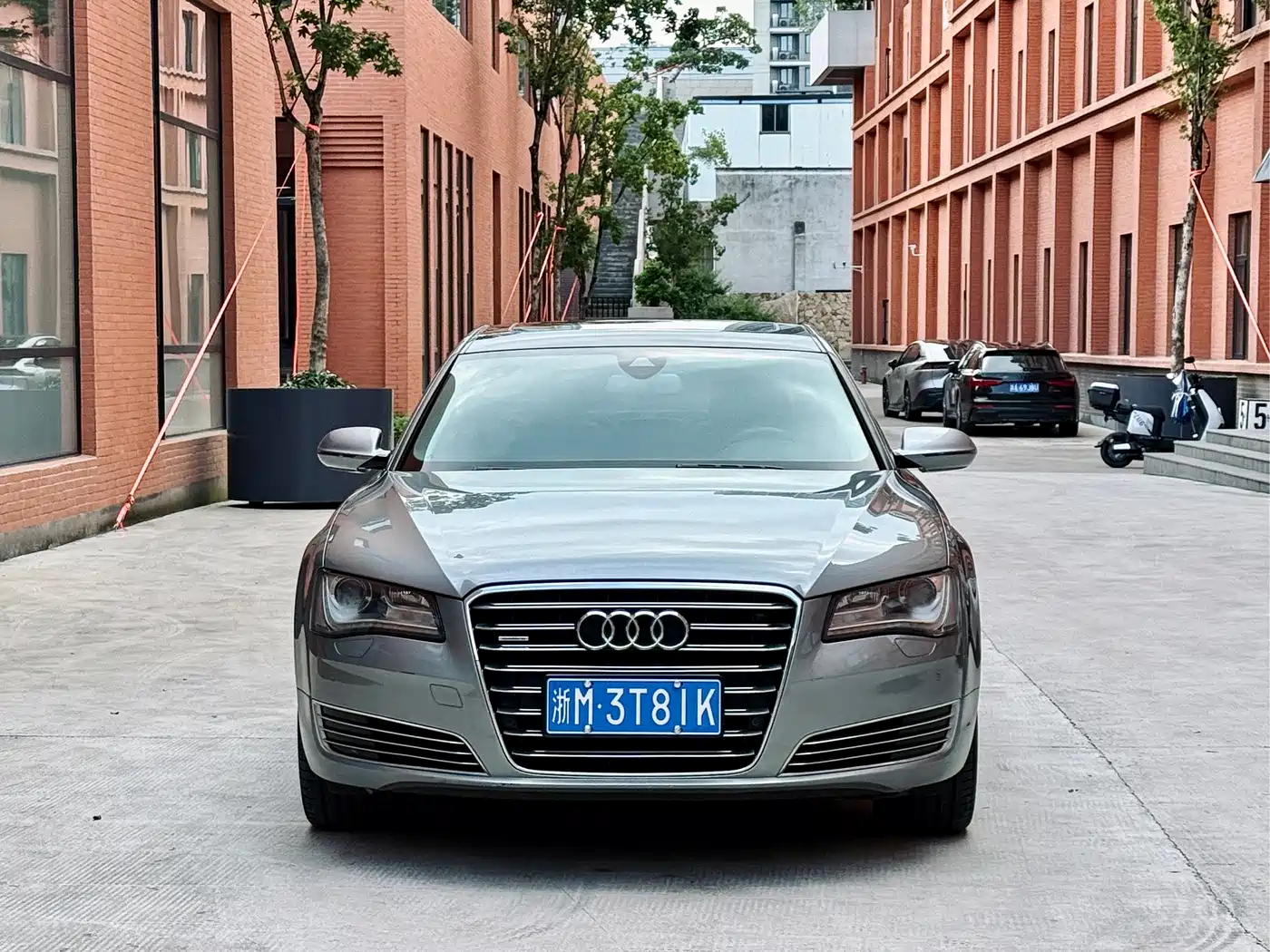 Фото 2 - Audi A8
