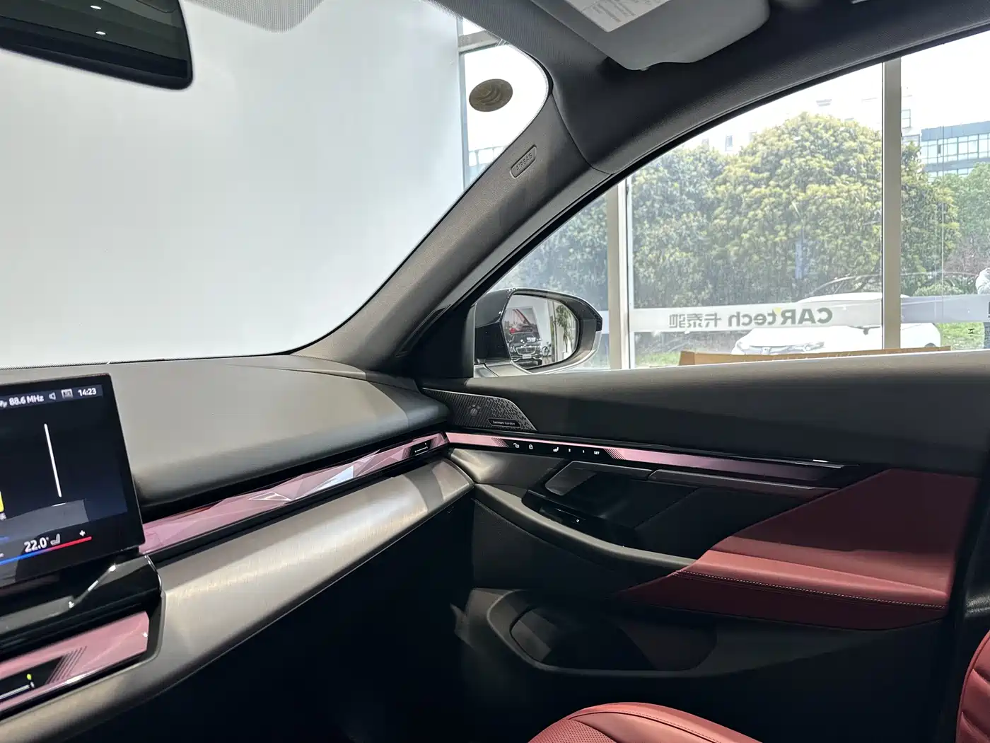 BMW 5 Series 2026 530Li Leading M Sport Package фото 10