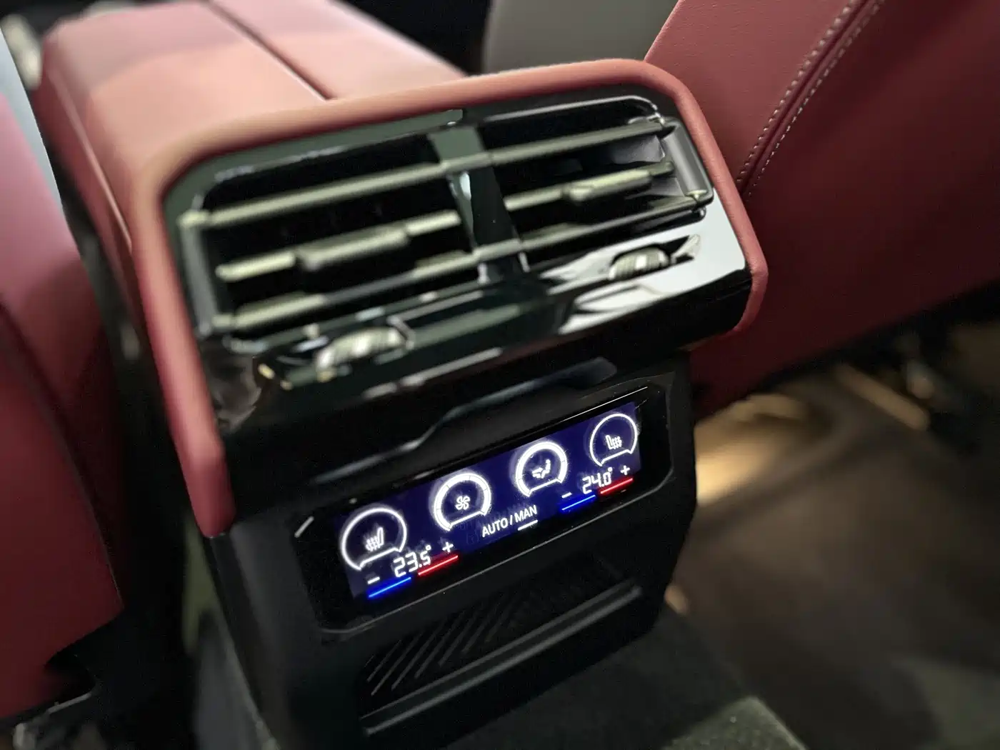 BMW 5 Series 2026 530Li Leading M Sport Package фото 16