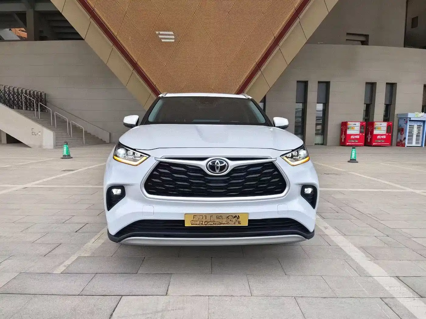Toyota Highlander 2024 2.5L Smart Hybrid 4WD Luxury 7-seater фото 2