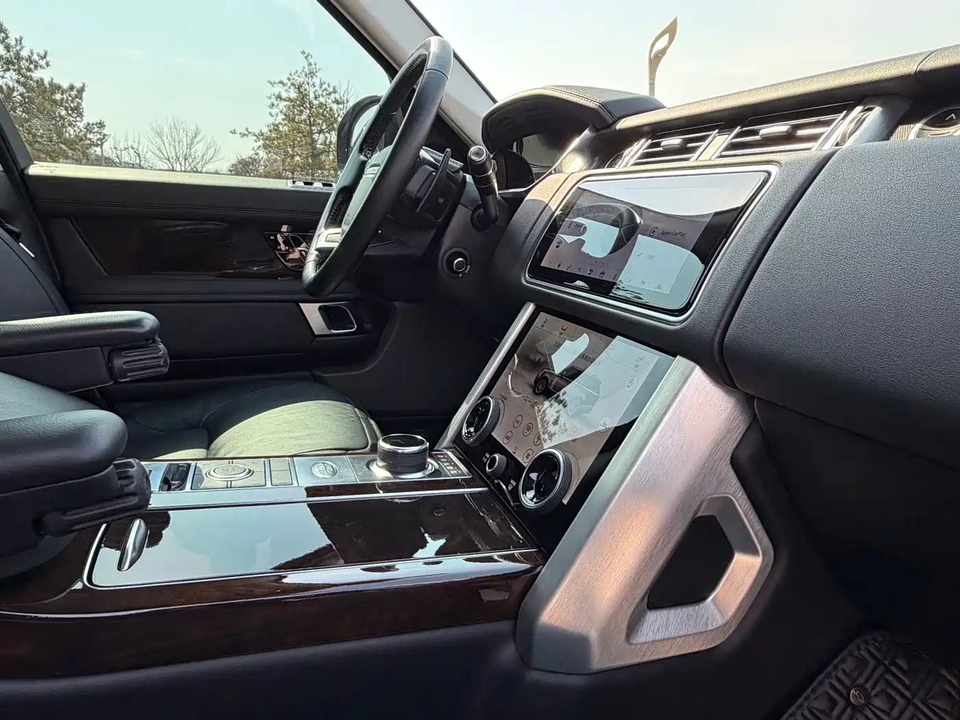 Land Rover Range Rover 2022 3.0 L6 360PS Golden Age Edition фото 21