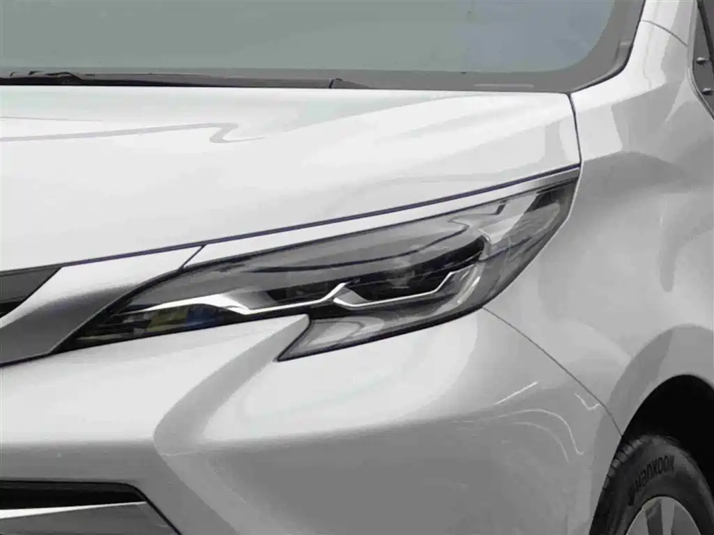 Toyota Sienna 2023 2.5L Hybrid Platinum Edition фото 3