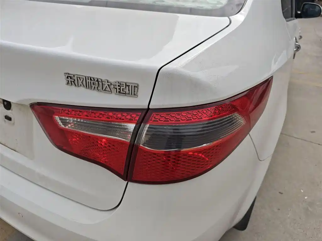Kia K2 2012 Sedan 1.4L MT GLS Commemorative Edition фото 8