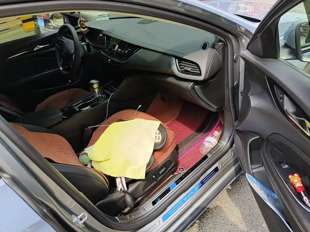 Photo 12 - Buick Regal