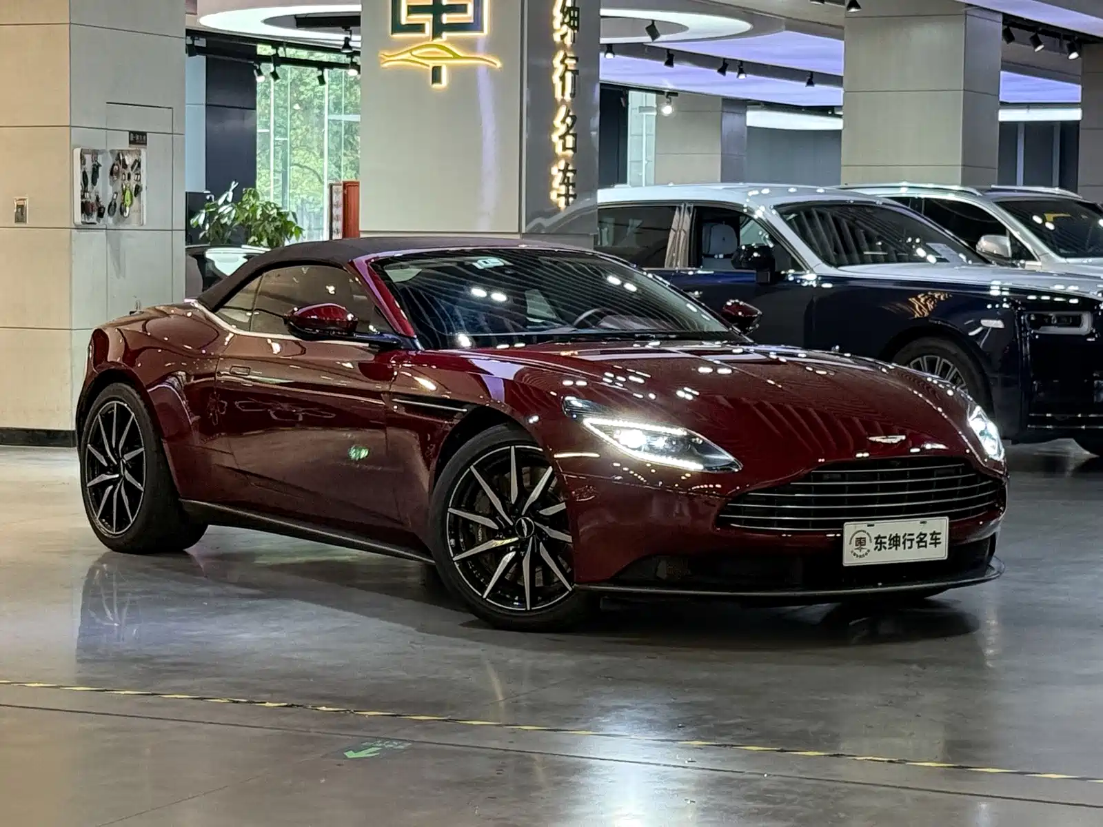 Фото 4 - Aston Martin DB11