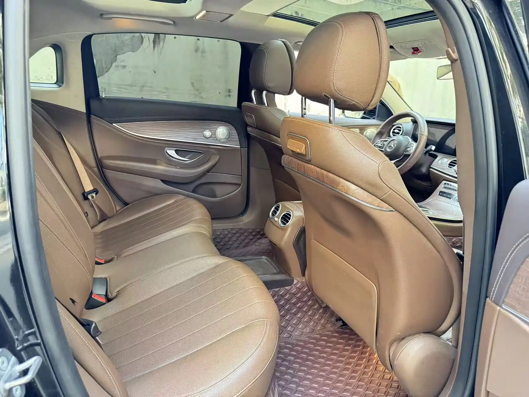 Фото 15 - Mercedes-Benz E-Class