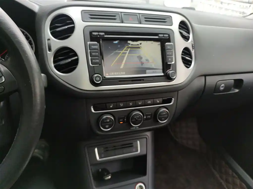 VOLKSWAGEN TIGUAN