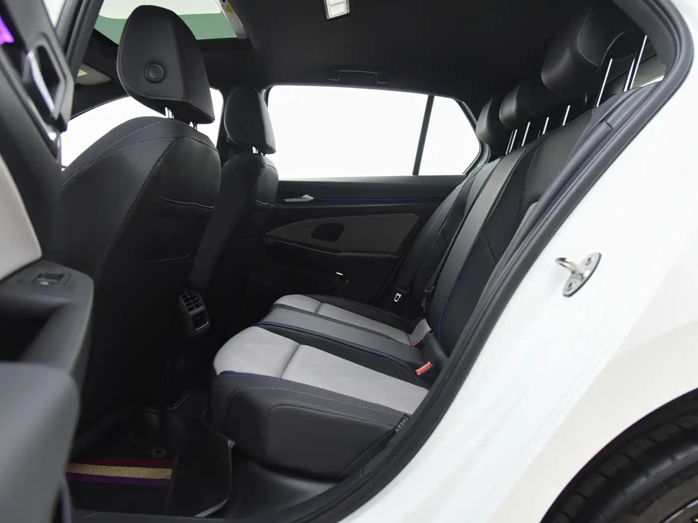 Volkswagen Golf 2025 300TSI R-Line фото 9