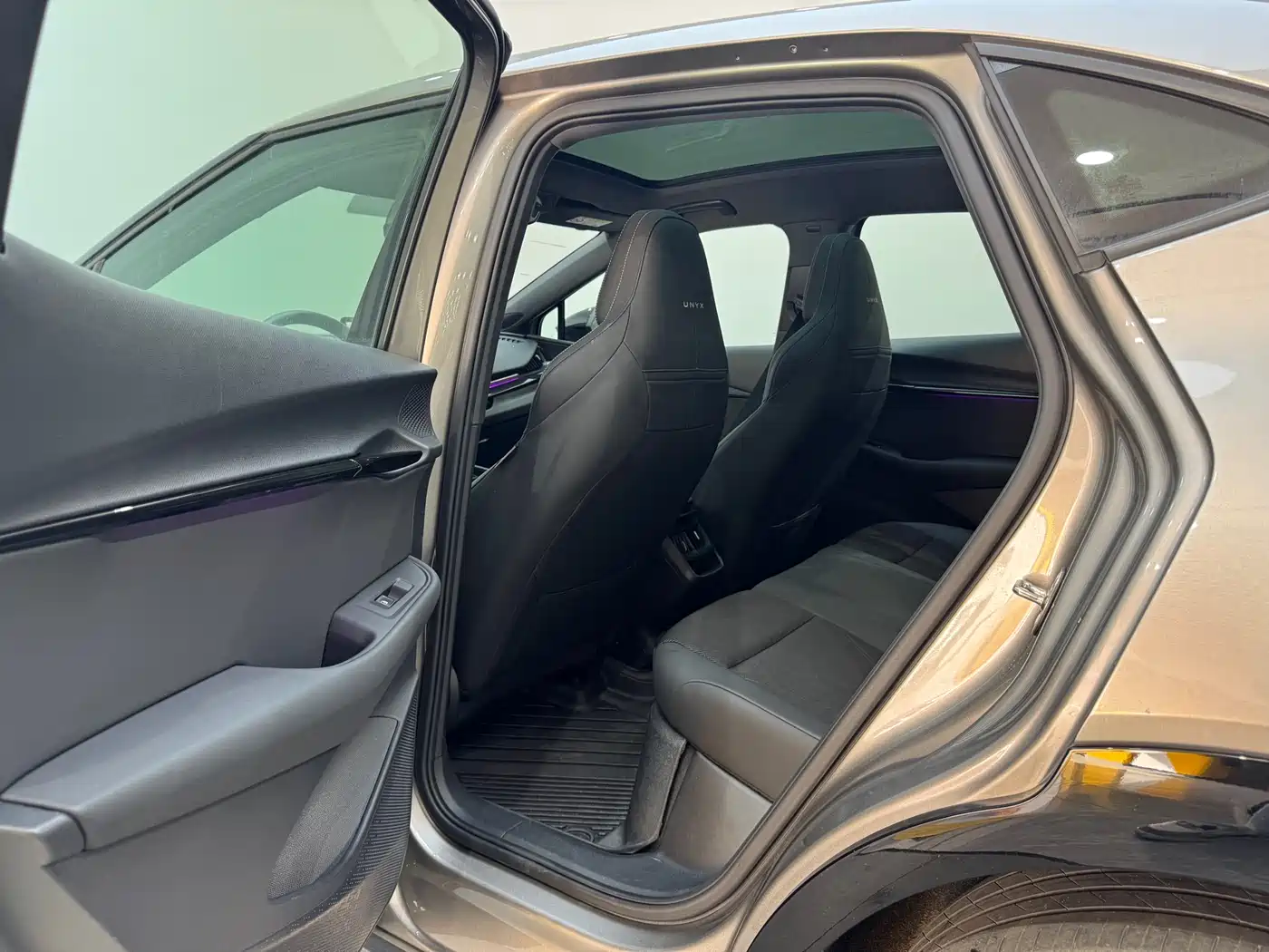 VOLKSWAGEN WITH THE CROWD 06