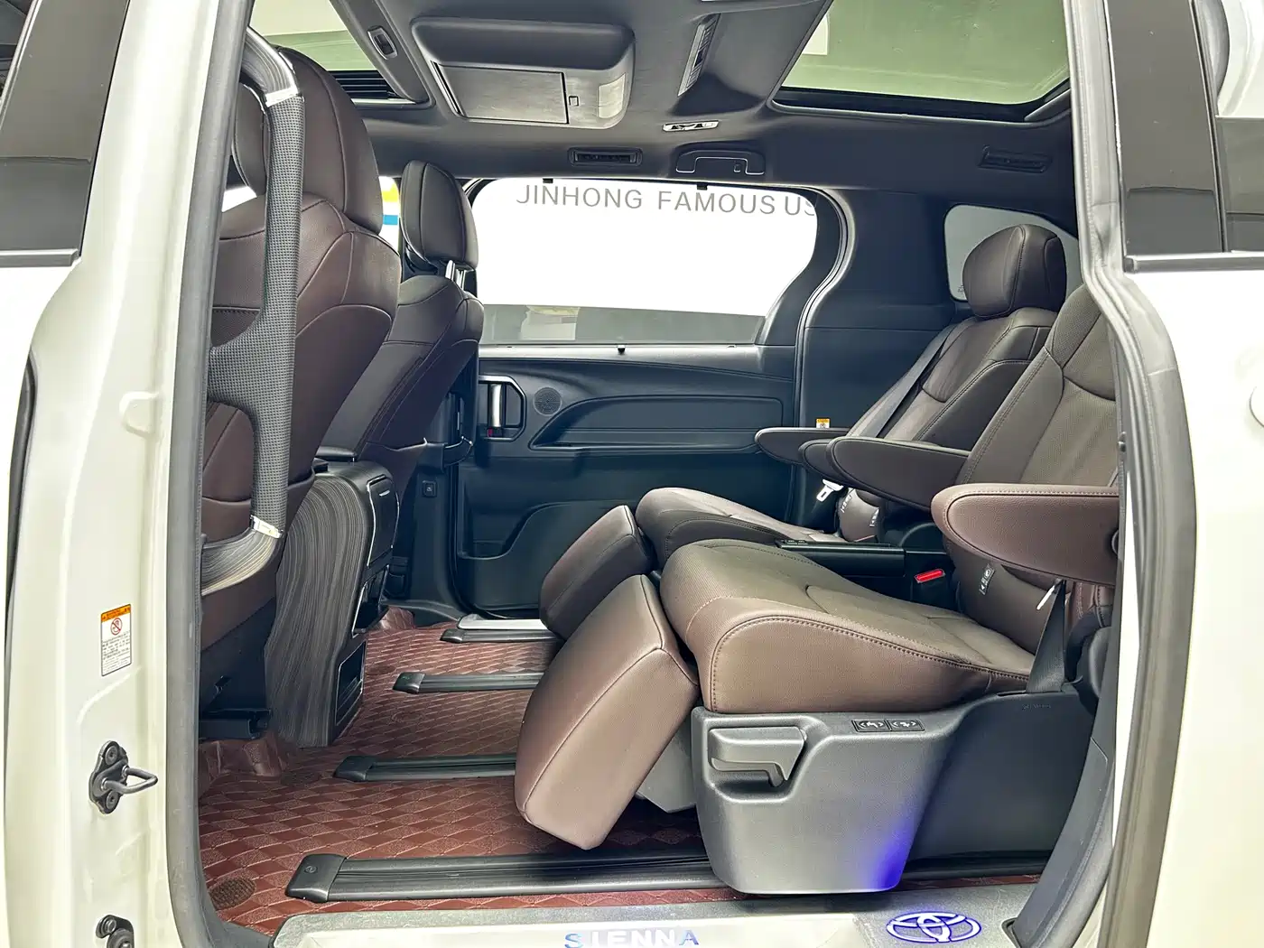 Toyota Sienna 2024 2.5L Hybrid Platinum Edition фото 15