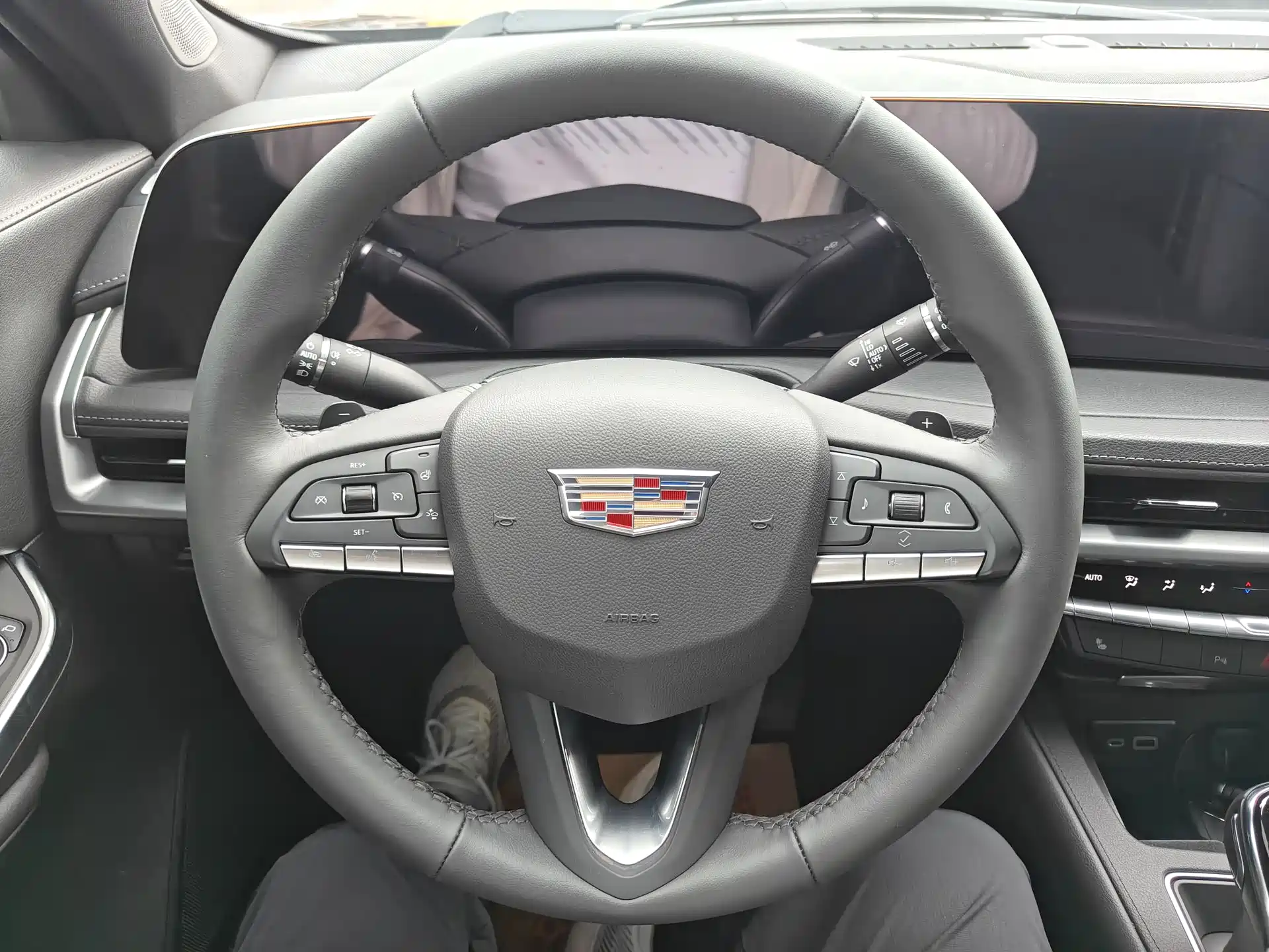 Photo 5 - Cadillac XT4