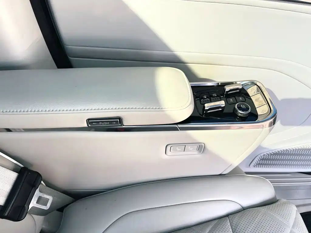 Volvo EM90 2024 2025 Ultra Six-Seater