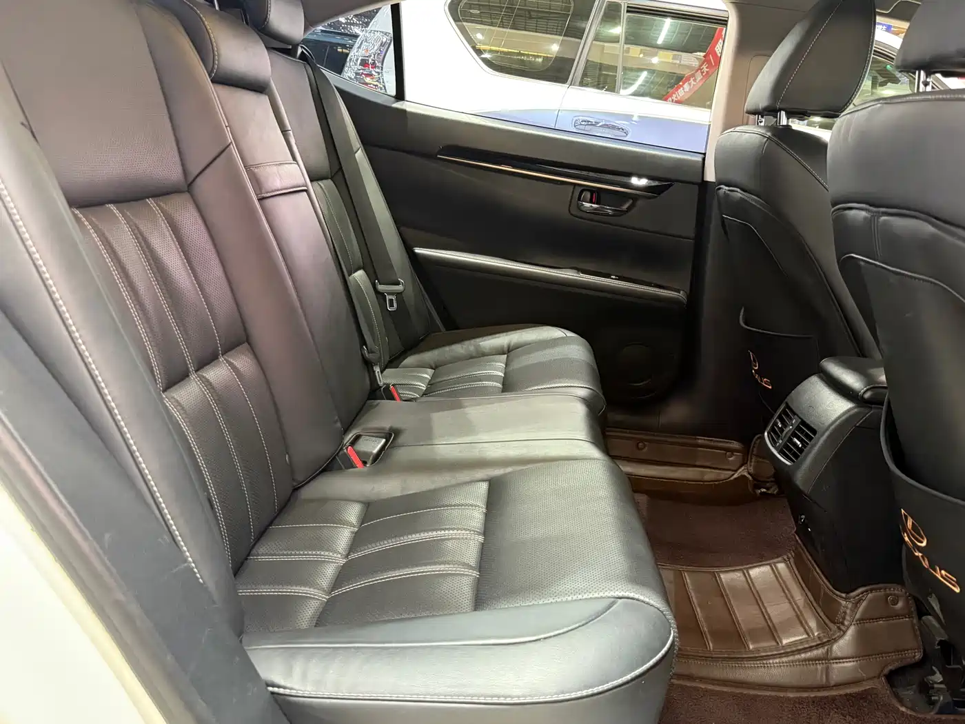 Фото 22 - Lexus ES