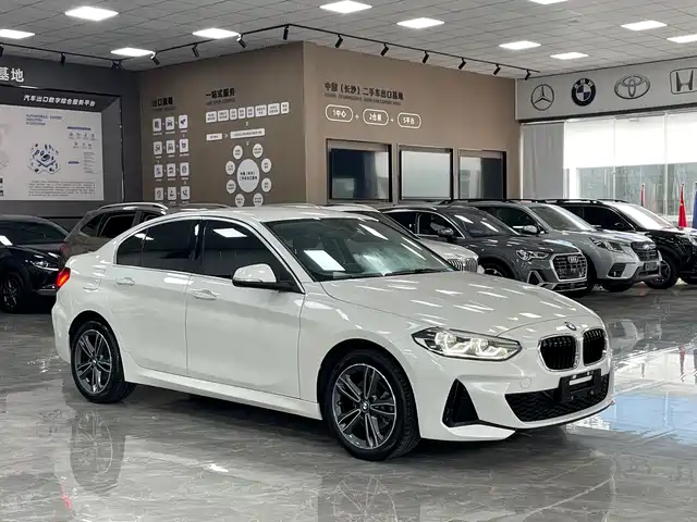 BMW 1 Series 2023 120i M Sport — фото 3