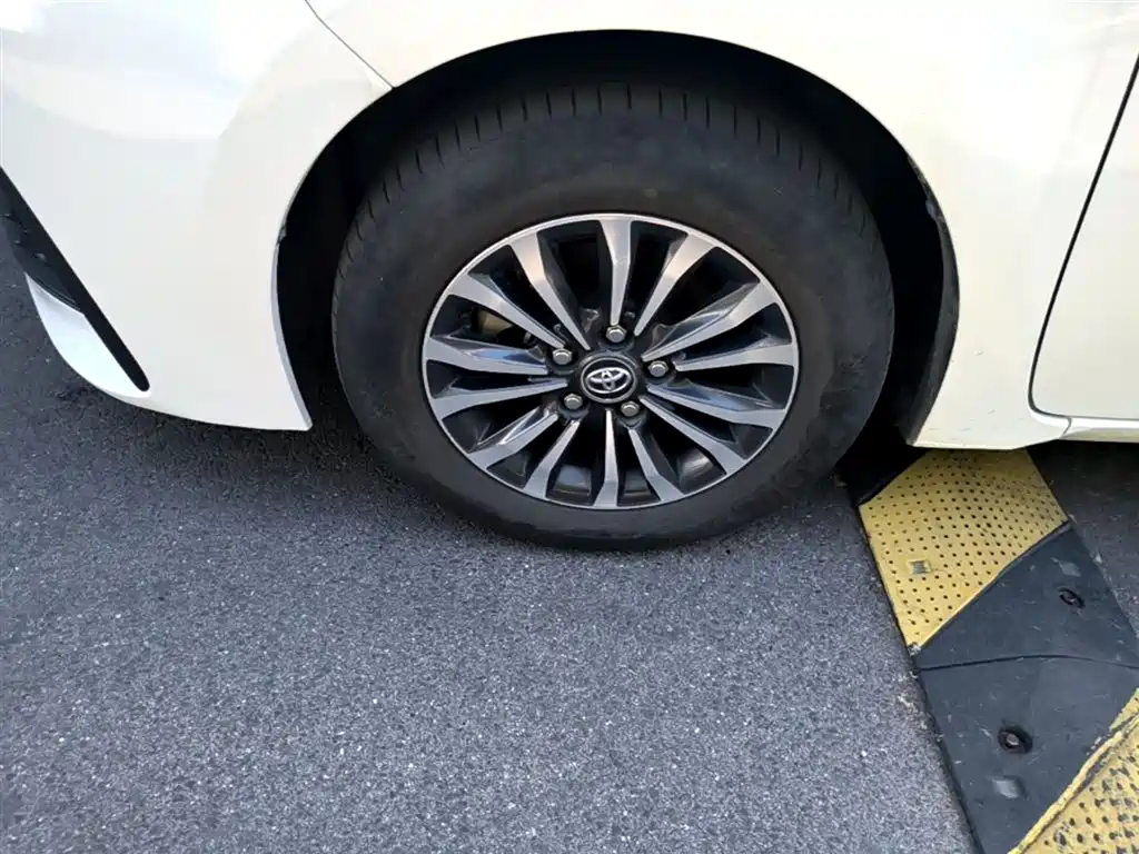 Toyota Corolla 2017 Facelift 1.2T S-CVT GL-i фото 22