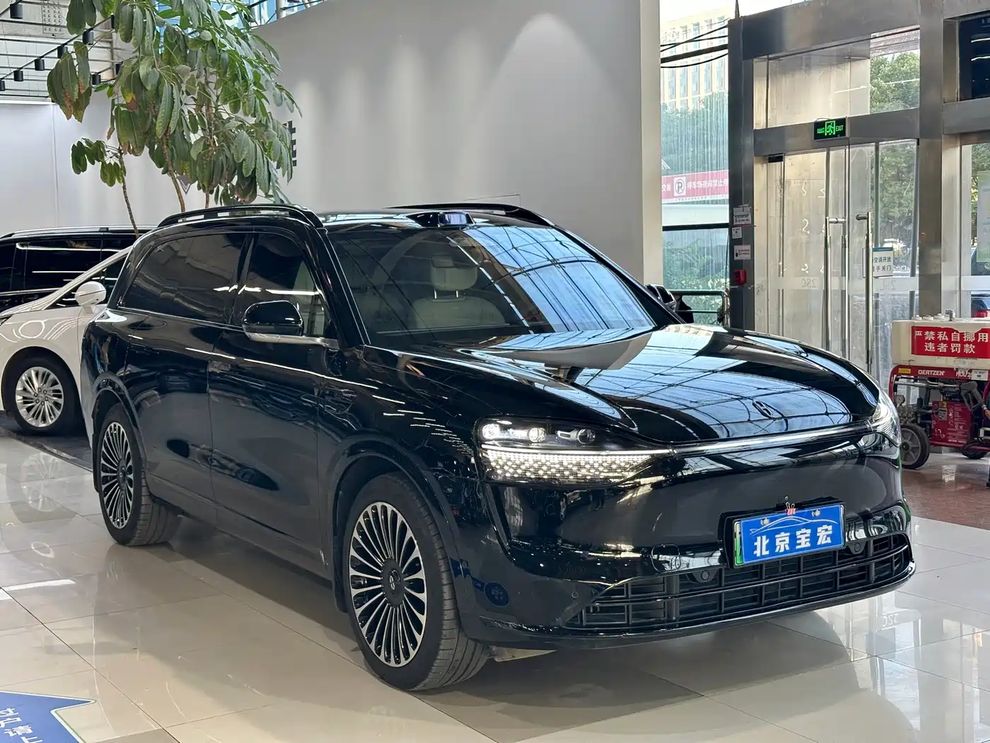 AITO Wenjie AITO M9 2024 Extended Range Ultra 42kWh 6-Seater фото 3