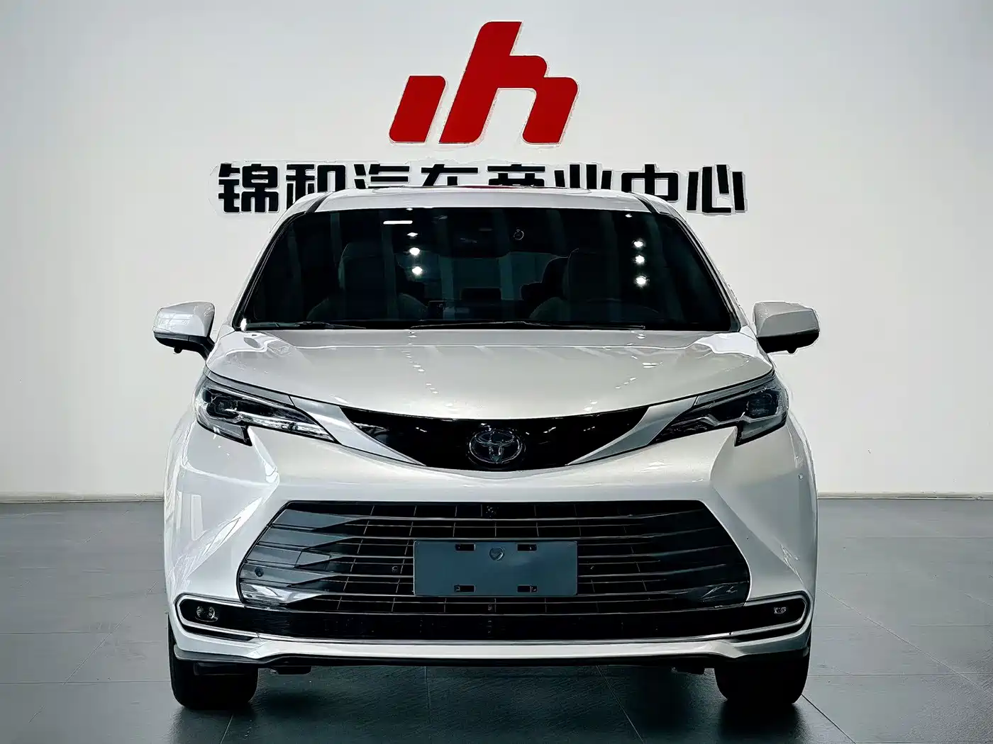 Toyota Sienna 2023 2.5L Hybrid Luxury Edition фото 5