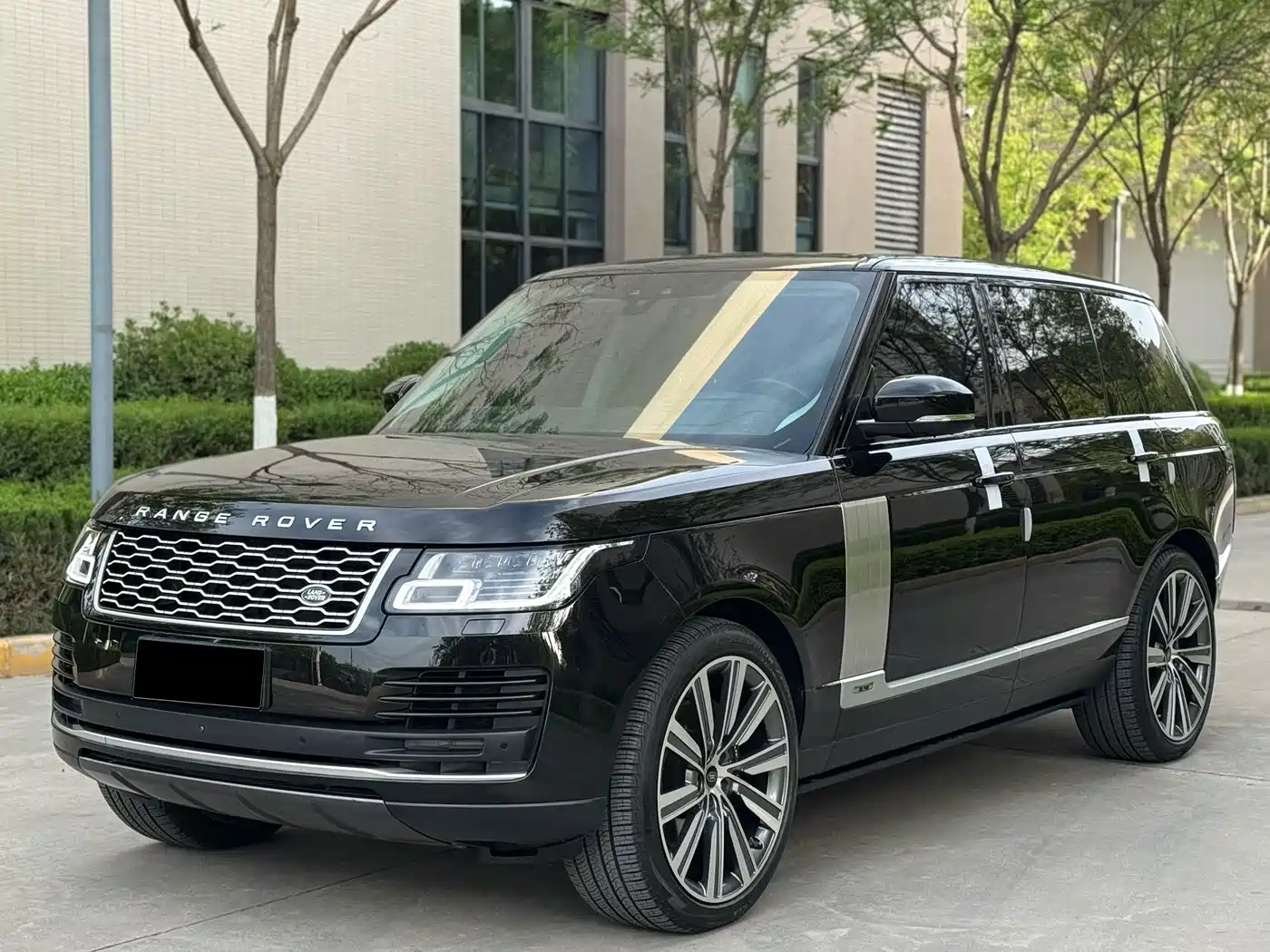 Land Rover Range Rover 2021 3.0 L6 Heritage Extended Classic Edition фото 2