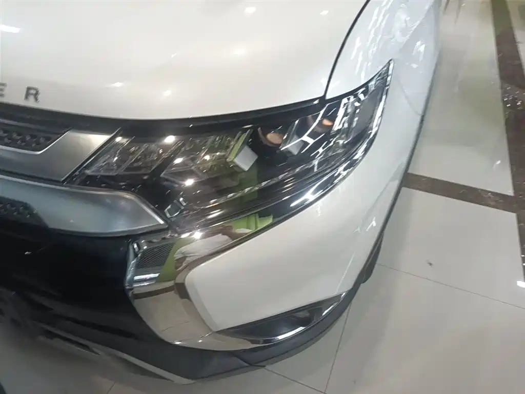Mitsubishi Outlander 2019 2.4L 4WD Deluxe Edition 7-Seater China VI фото 24