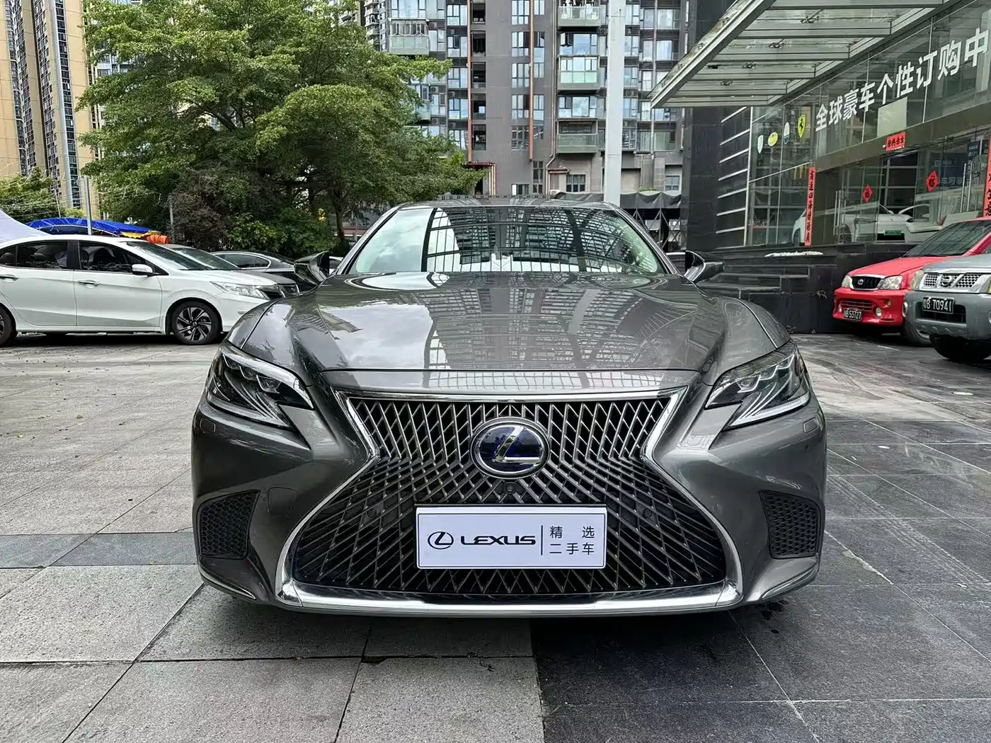 Фото 2 - Lexus LS