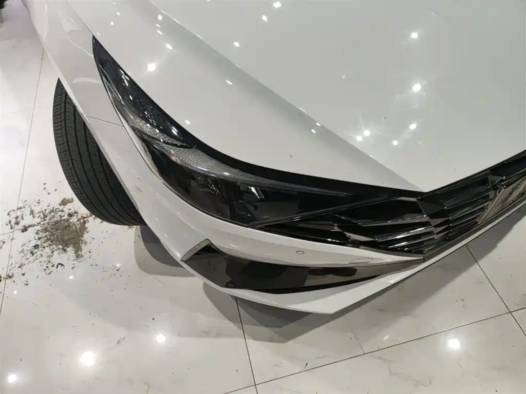 Hyundai Elantra 2022 1.5L CVT LUX Premium Edition фото 8