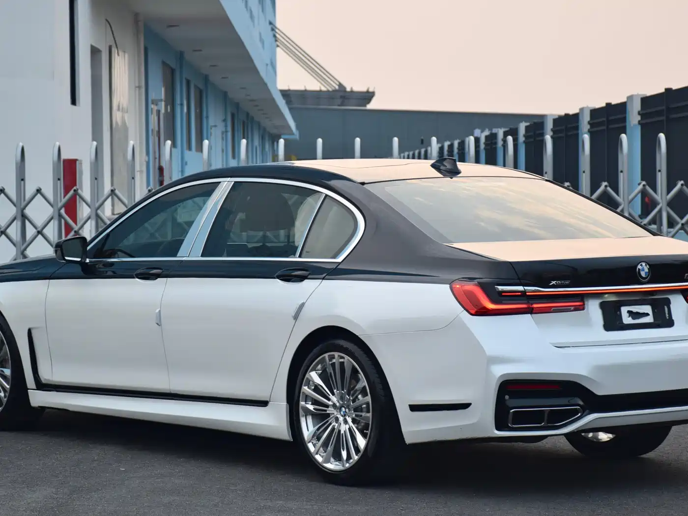 BMW 7 Series 2016 730Li Leading фото 8