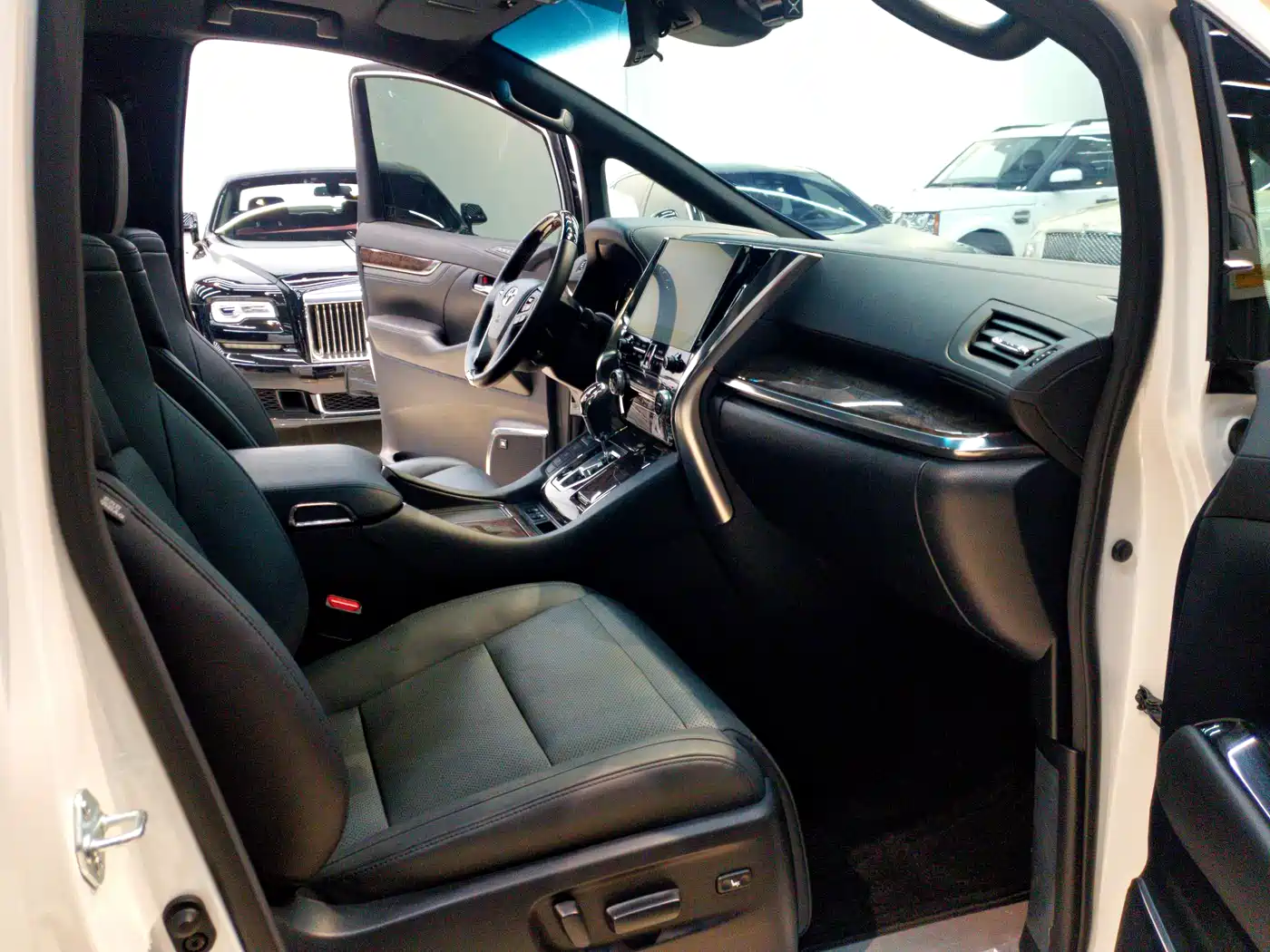 Toyota Vellfire 2021 Crown Hybrid 2.5L HV Premium Edition фото 7