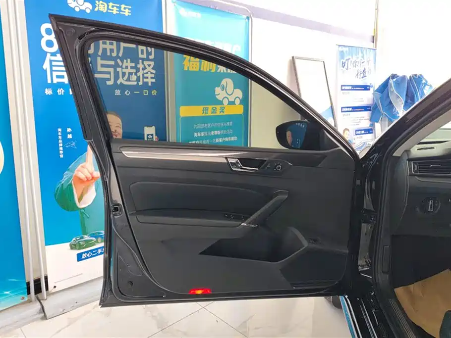 Volkswagen Passat 2017 330TSI DSG Luxury фото 7