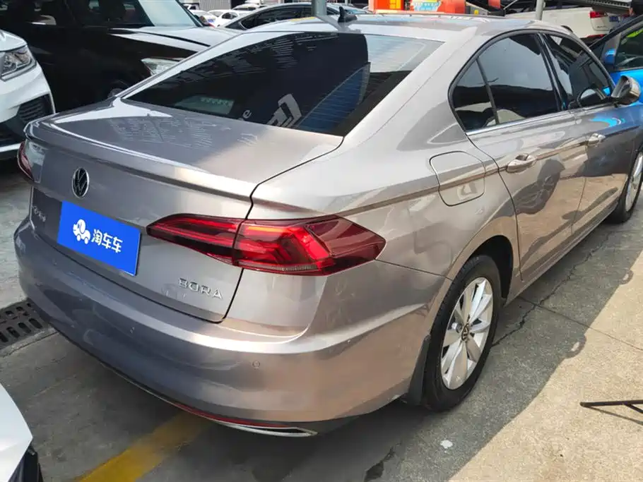 VOLKSWAGEN BORA