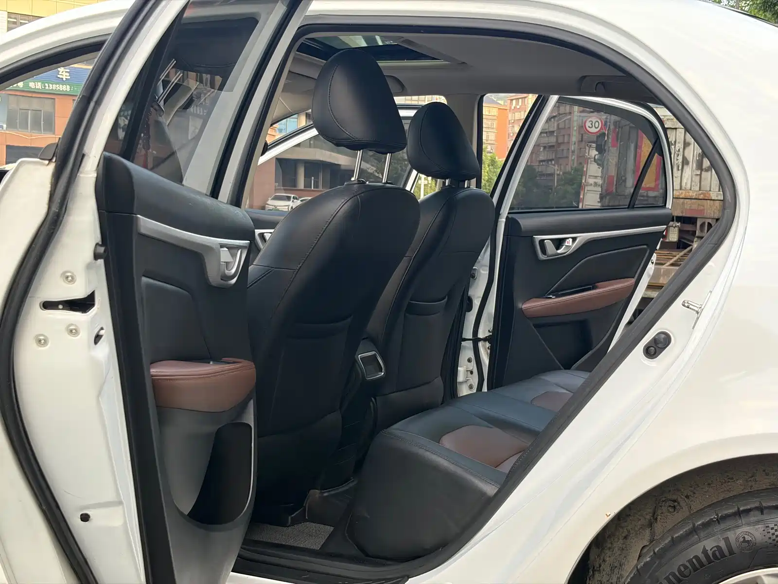 Фото 12 - Geely Vision