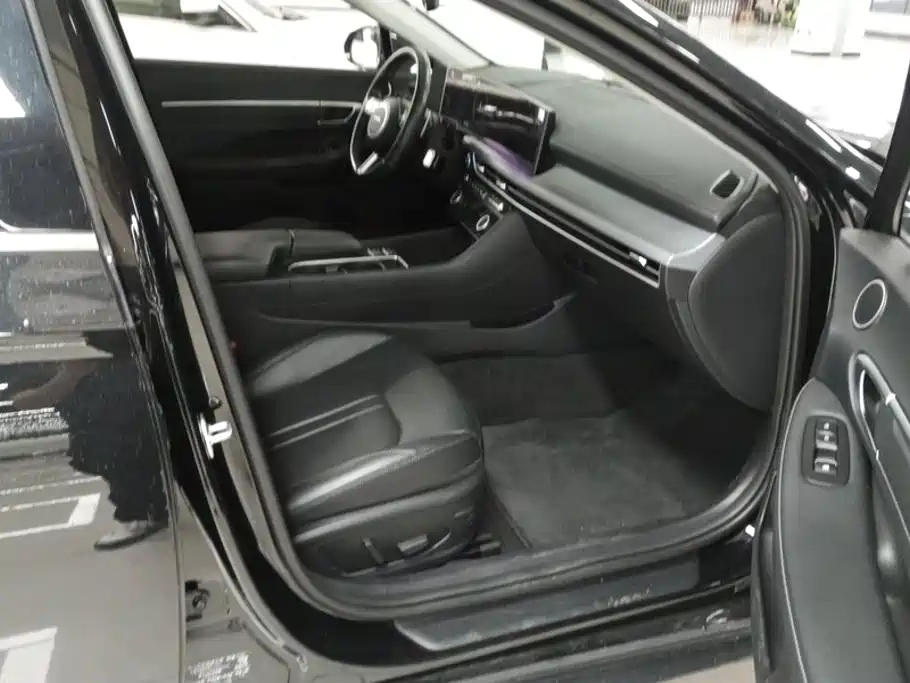 Photo 8 - Hyundai Sonata