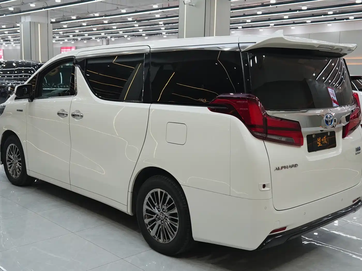 Toyota Alphard 2021 Hybrid 2.5L Luxury фото 5
