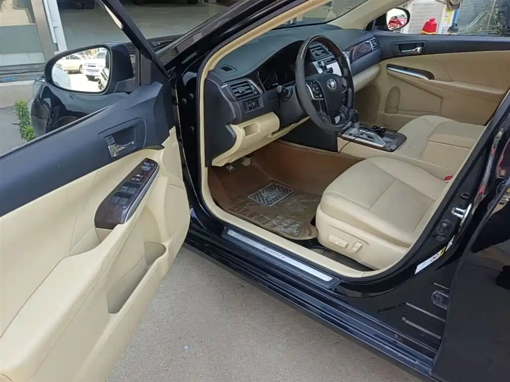 Toyota Camry 2015 2.5G Luxury Navigation Edition фото 16