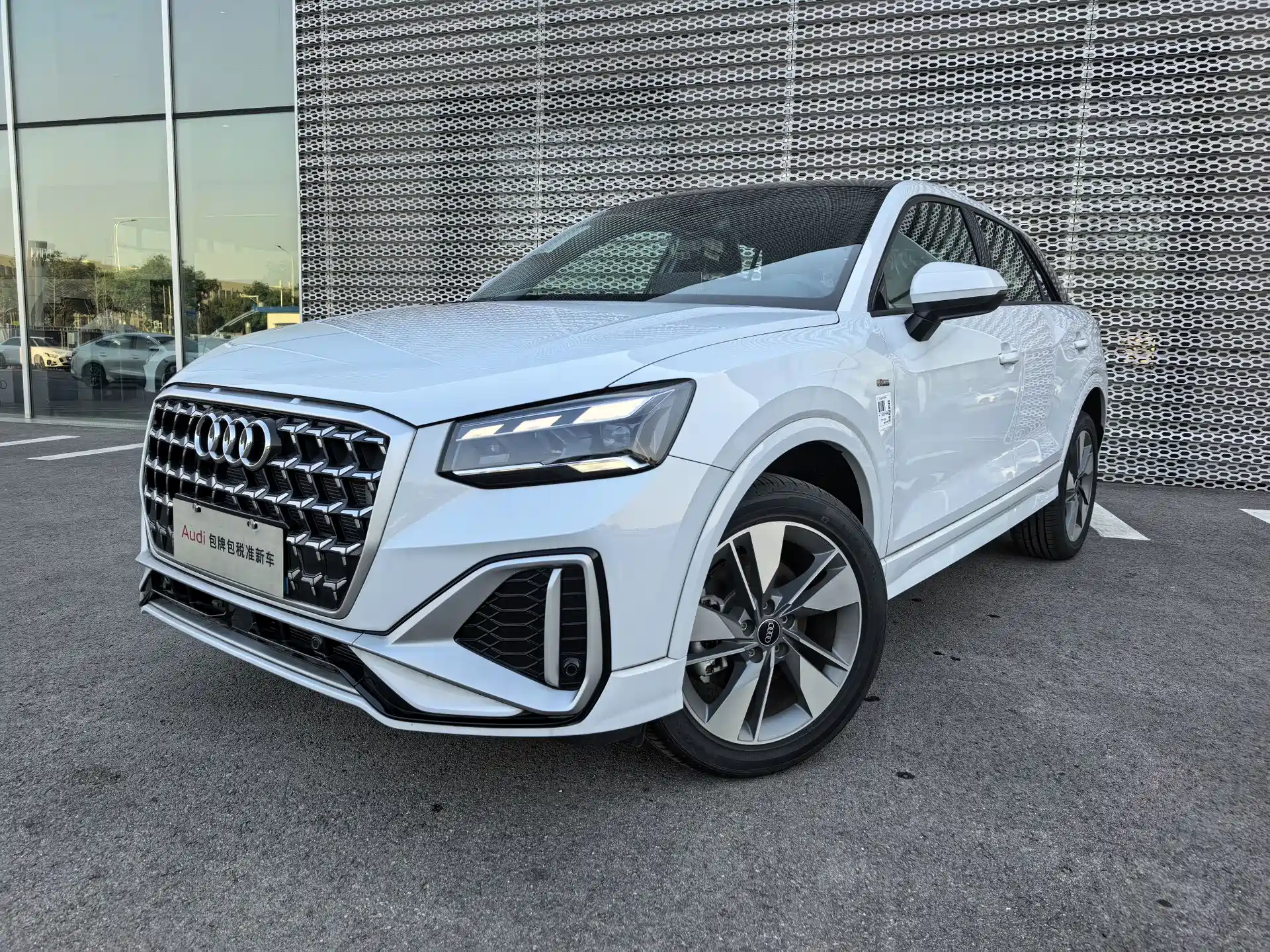 Photo 1 - Audi Q2L