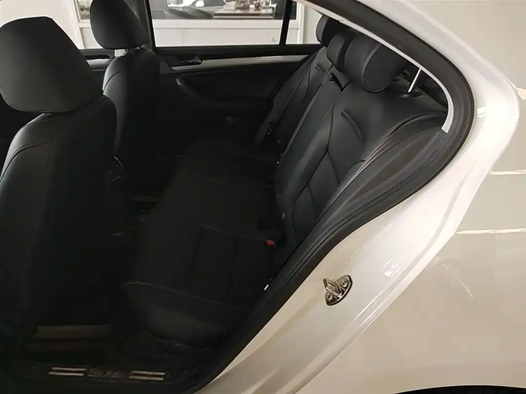Volkswagen Sagitar 2017 1.6L Automatic Comfort фото 17