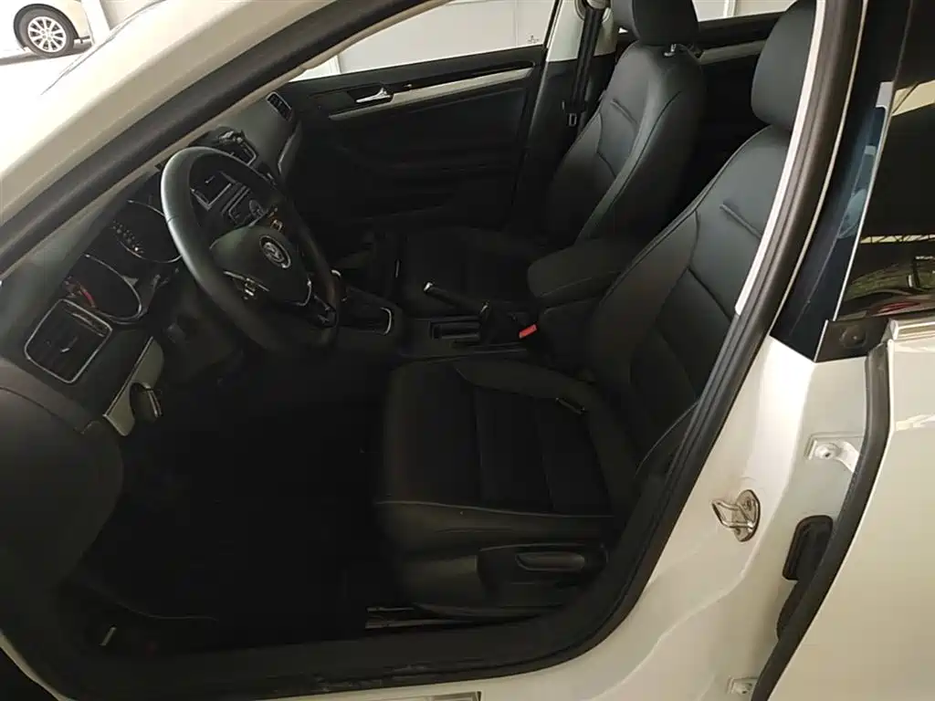 Volkswagen Sagitar 2017 1.6L Automatic Comfort фото 15