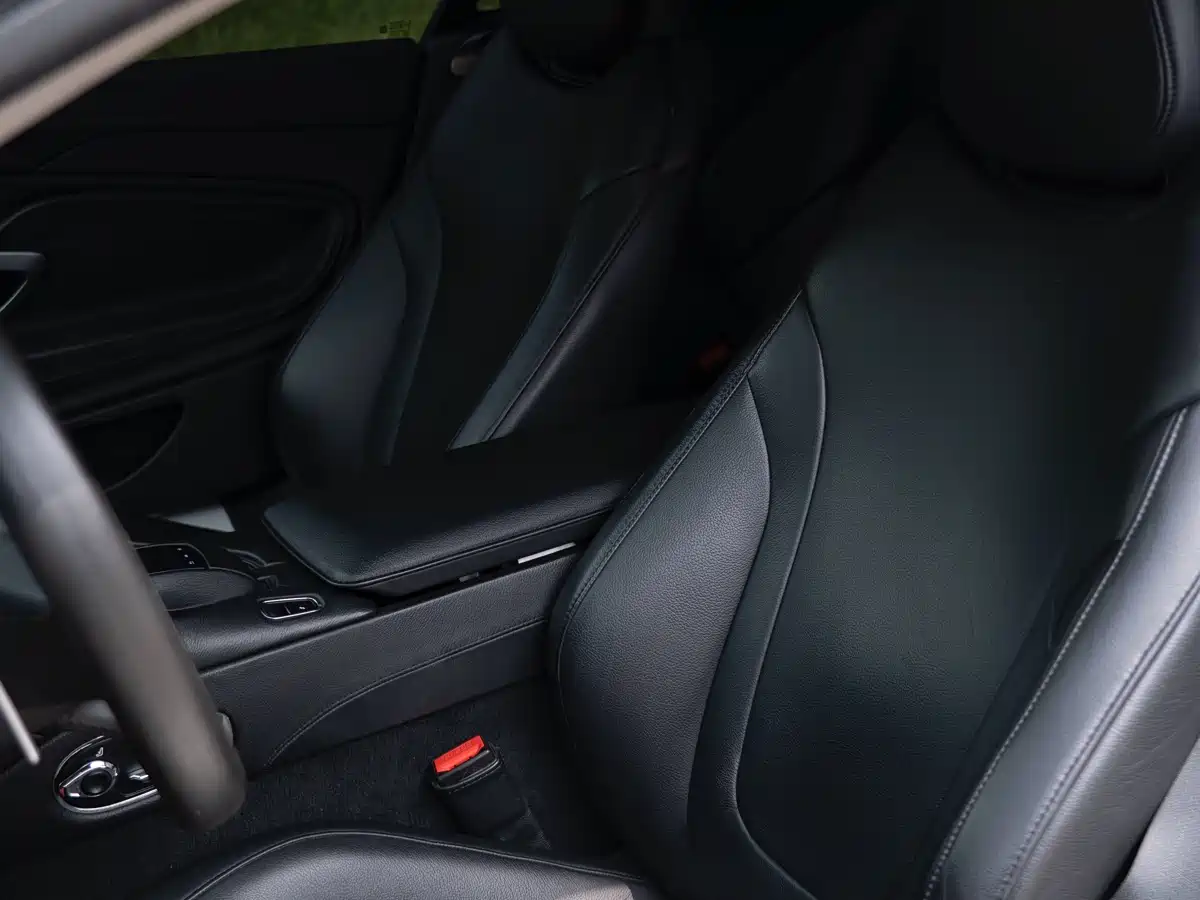 Фото 9 - Aston Martin DB11