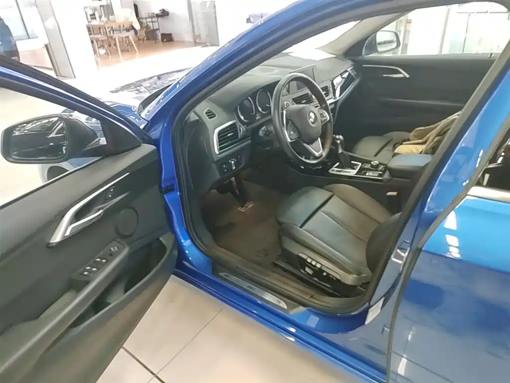 BMW 1 Series 2018 118i Sport Edition фото 16