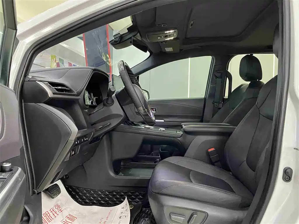 Toyota Sienna 2024 2.5L Hybrid 4WD Premium Edition фото 7